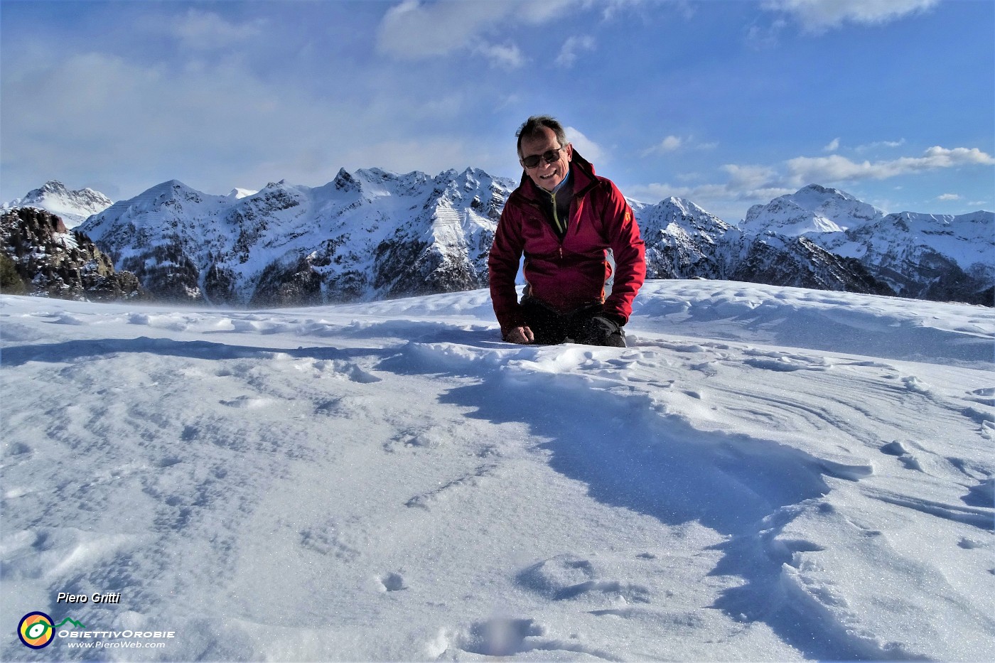 02 Sulle nevi di Torcola Vaga con vista verso le Orobie dal Pizzo del Becco all'Arera.JPG